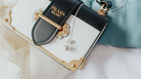 Perbedaan Tas Prada dengan Merek Lain