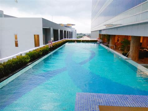 Fasilitas Kolam Renang Hotel Aston Madiun
