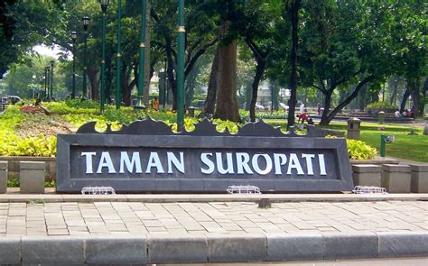 Fasilitas di Taman Suropati