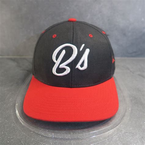 Kelebihan dan Kekurangan Topi Yupoong Sakura